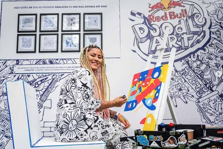 Uma das artistas foi a designer Ana Carolina Iannaccone, de Florianópolis (SC). Ela viajou a São Paulo, já que as pinturas estavam concentradas na Estação Barra Funda da CPTM. A Hello Kitty fez parte da minha infância. Corri para participar. Fui selecionada e fiquei feliz demais.