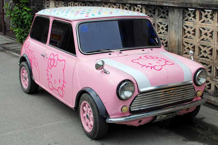 A personagem também já foi alvo de parcerias com marcas de luxo, como a Simmons Jewelry Co. e a Louis Vuitton, que lançou um carro, chamado Hello Kitty Mini.