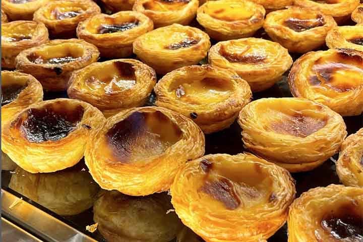 Mas logo foram inauguradas as instalações num anexo, então transformado em pastelaria, a A antiga confeitaria de Belém. Tanto a receita original como o nome Pastéis de Belém estão patenteados.