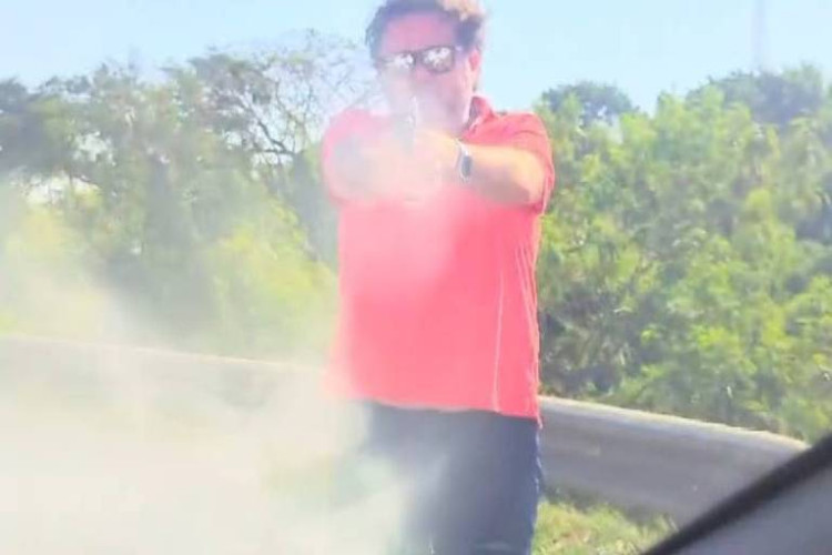 O carro do casal era blindado, mas ainda assim, farol e para-brisa foram atingidos