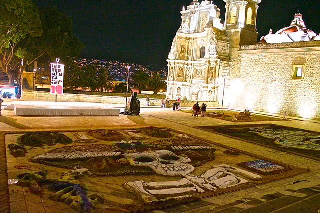 Mas o Día de los muertos é muito mais do que um Halloween ou Dia dos finados. Ele tem origem nos povos ancestrais, como os astecas e os maias, e, inicialmente, era celebrado em agosto