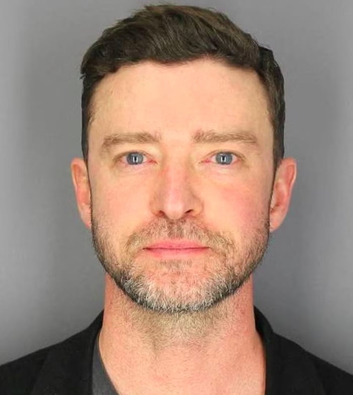 De acordo com os registros policiais, o cantor ignorou uma placa de Pare e entrou na contramão em pelo menos duas ocasiões. 