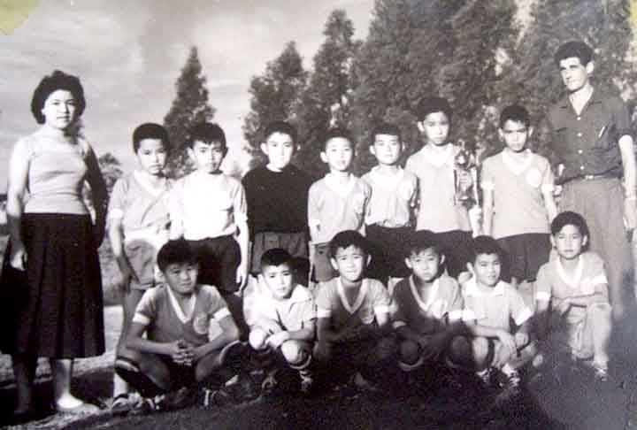 Os descendentes de japoneses chamam-se nikkei, sendo os filhos nissei, os netos sansei, os bisnetos yonsei, e assim por diante. Os nipo-brasileiros que mudaram-se para o Japão em busca de trabalho e lá estabeleceram residência. A partir do fim dos anos 80, foram denominados de dekasseguis.