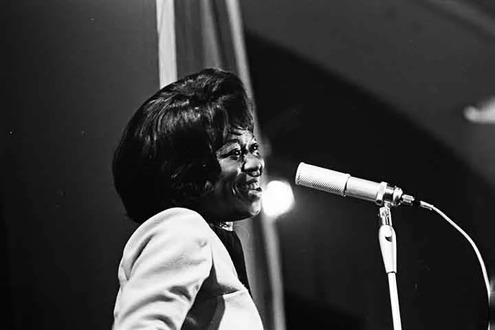 Sarah Vaughan - Cantora natural de Newark, em Nova Jersey, tinha técnica sofisticada que a fez uma voz adorada por lendários compositores e instrumentistas do jazz, como o saxofonista Charlie Parker e o trompetista e líder de orquestra Dizzy Gillespie.

