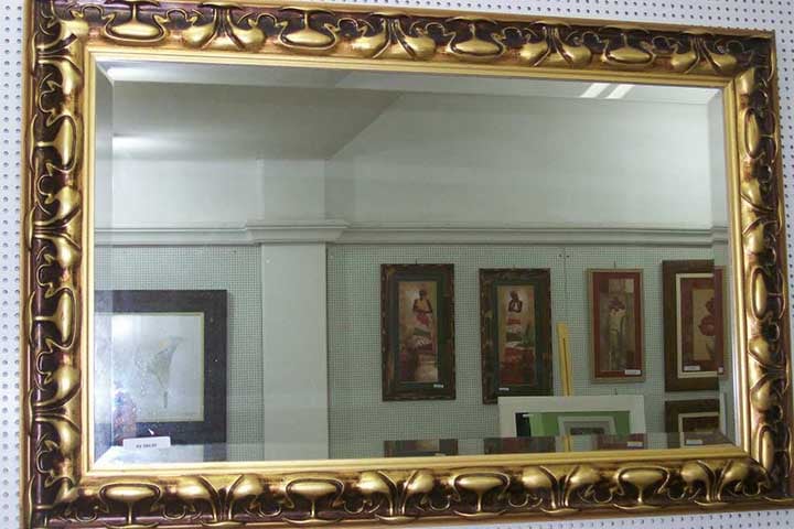 Na história da humanidade, o espelho aparece como um dos objetos mais envolto em lendas e mistérios. 
