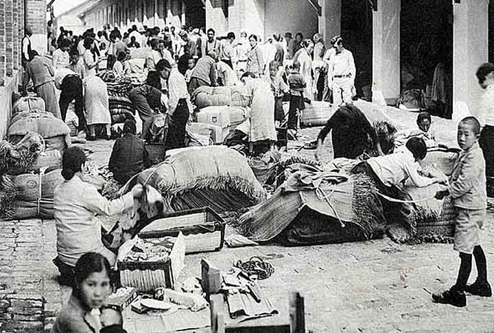 A primeira visita oficial para se tentar buscar um acordo diplomático e comercial, com o Japão, ocorreu em 1880. No dia 16 de novembro daquele ano, o vice-almirante Artur Silveira de Mota iniciou, em Tóquio, as conversações para o estabelecimento de um Tratado de Amizade, Comércio e Navegação.