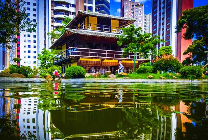 Esses imigrantes foram trabalhar nos cafezais do oeste paulista. Naquela época, antes de embarcarem, todos eram obrigados a passar por um processo, no qual faziam exames médicos e tinham aulas básicas de português