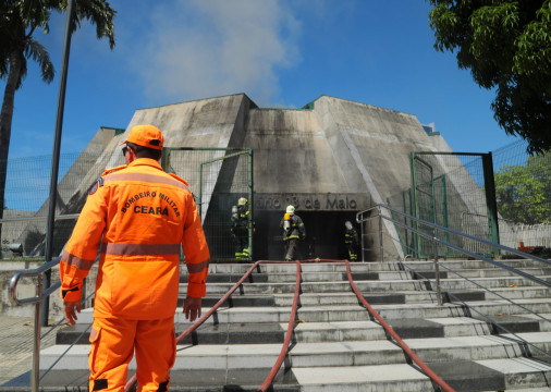 A Alece confirmou contrato para a reconstru&ccedil;&atilde;o do plen&aacute;rio, atingido por um inc&ecirc;ndio no final de junho, como tamb&eacute;m obras de infraestrutura el&eacute;trica e toda a aquisi&ccedil;&atilde;o de material danificado pelo incidente                                                                                                                                                                                                                                                                                                                                                                                                                                                                                                                                                                                                                                                                                                                                                                                                                                                                                                                                                                                                                                                                                                                                                                                                                                                                                                                                                                                                                                                                                                                                                                                                                                                                                                                                                                                                                                                                                                                                                                                                                                                                                                                                                                                                                                                                                                                                                                                                                                                                                                                                                                                                                                                                                                                                                                                                                                                                                                                                                                                                                                                                                                                                                                                                   