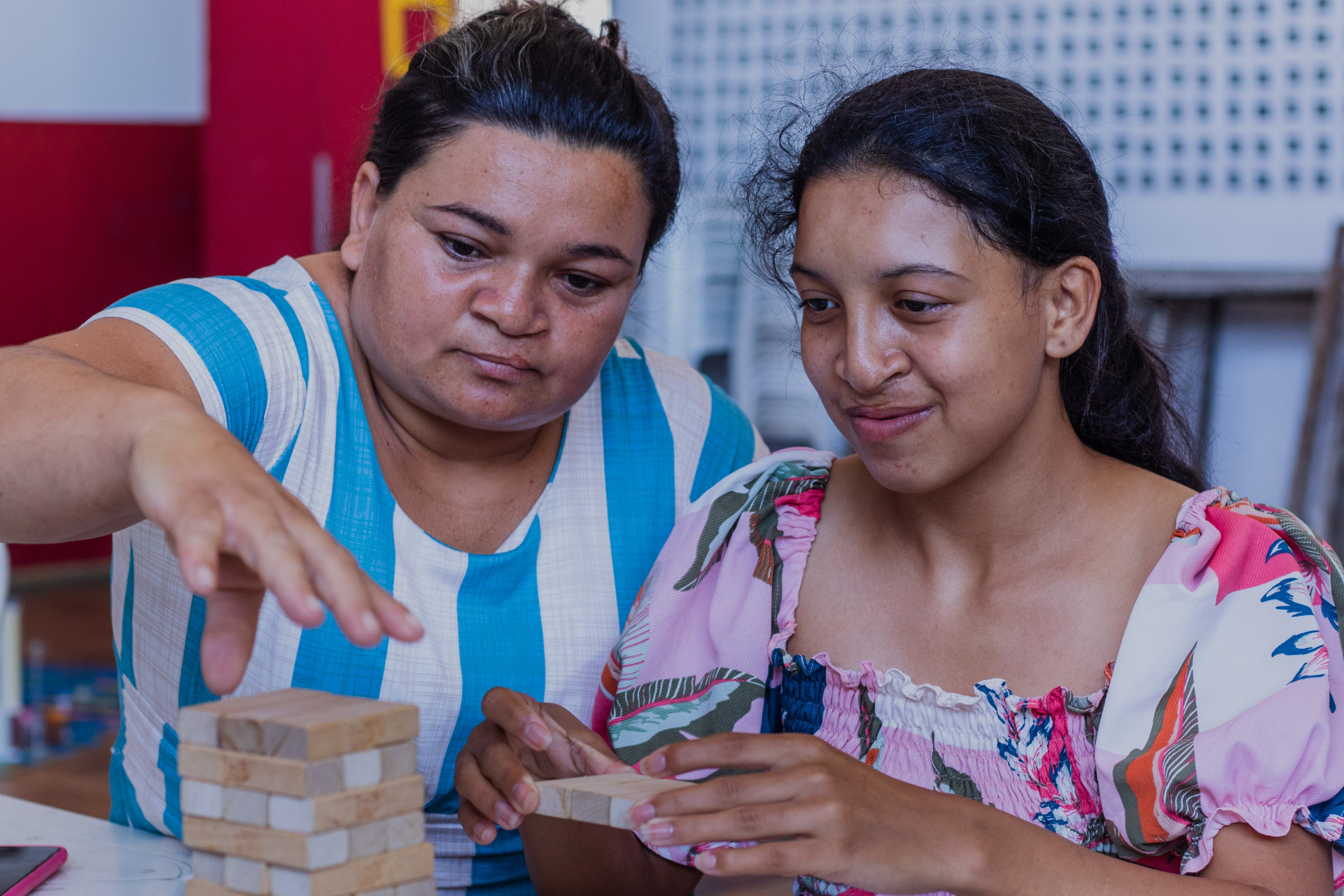 Sara Millena, 13, ao lado da mãe Judite Nascimento, 35, em brinquedoterapia no Lar Amigos de Jesus (Foto: FERNANDA BARROS)
