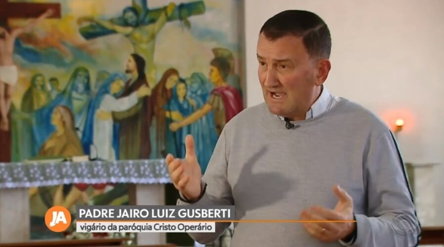 Por volta das 21h do dia 9/10/2023, o padre levava duas catequistas para casa, após uma reunião para tratar de assuntos religiosos. Quando, de repente, foi abordado por três assaltantes, que se aproximaram de seu veículo.