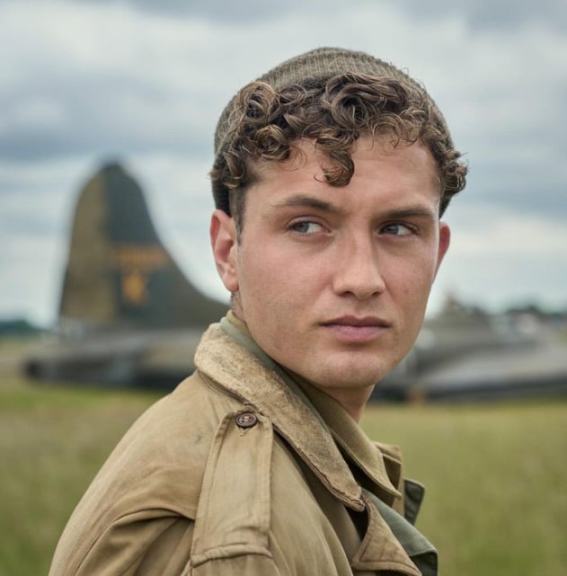 Não é apenas o sobrenome que indica a descendência do ator britânico Rafferty Law. O rosto também. Dá pra ver de cara que ele é filho de Jude Law, um dos atores mais famosos do cinema americano.  