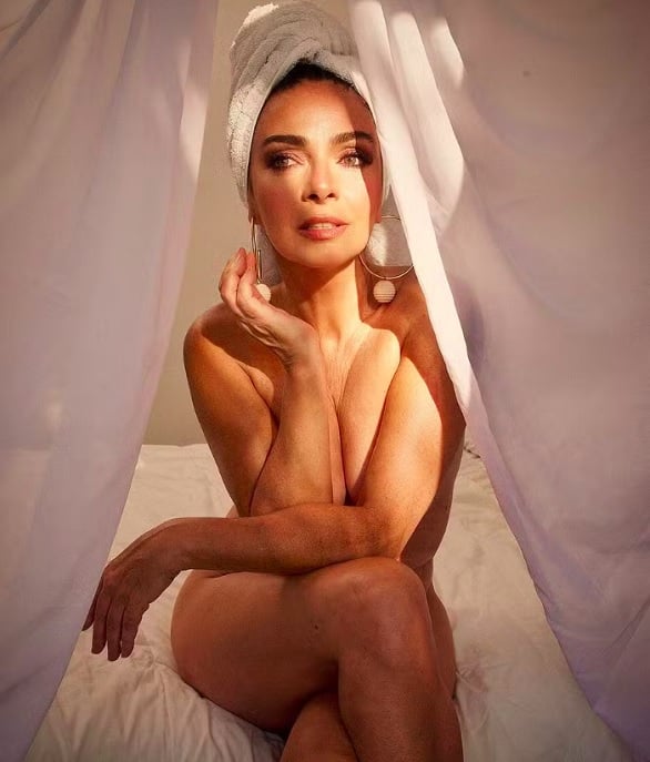 Em abril, ela publicou uma foto nua, só de toalha na cabeça, com a legenda: Sensível, sedutora e leve. 