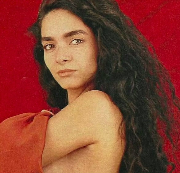 Filha da montadora de cinema Nazareth Ohana, Claudia iniciou sua carreira artística ainda bem jovem. 