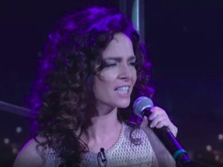 Além da atuação, Claudia também se aventurou na música, lançando discos e até realizando alguns shows.