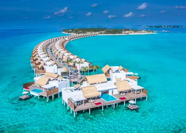 6) Emerald Maldives Resort & Spa – Fasmendhoo, Maldivas: Imagine um refúgio 5 estrelas all-inclusive em uma ilha particular no Atol de Raa, Maldivas. Esse é o Emerald Maldives Resort & Spa, conhecido por suas acomodações luxuosas, beleza natural deslumbrante e amplas opções de lazer.