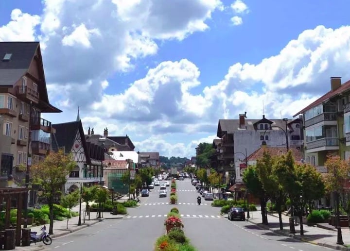 A cidade é famosa por seu clima europeu, arquitetura charmosa, gastronomia deliciosa e diversas atrações turísticas para todas as idades.