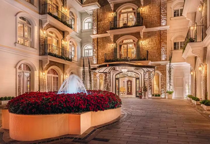 1) Hotel Colline de France – Gramado (RS): Localizado no coração da Serra Gaúcha, o Colline de France é todo inspirado na França, desde a arquitetura e a decoração, que remetem a charmosos hotéis franceses, até os quartos com mobiliário refinado e cores que remetem ao romantismo.