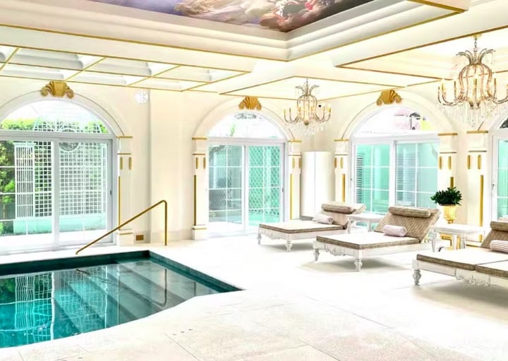 Além disso, o hotel, que foi inaugurado em novembro de 2018 e já recebeu a visita de celebridades como Dira Paes, Eduardo Moscovis, Edson Celulari e Ana Hickmann, oferece uma variedade de serviços, incluindo terapias corporais, tratamentos faciais e um spa de luxo.