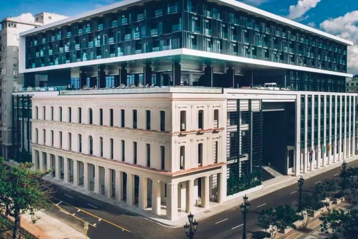 5) Iberostar Grand Packard – Havana, Cuba: Esse luxuoso hotel 5 estrelas fica localizado em Havana, Cuba, bem no Paseo del Prado, ao lado de edifícios icônicos como o Palácio Velasco e o Capitólio Nacional.