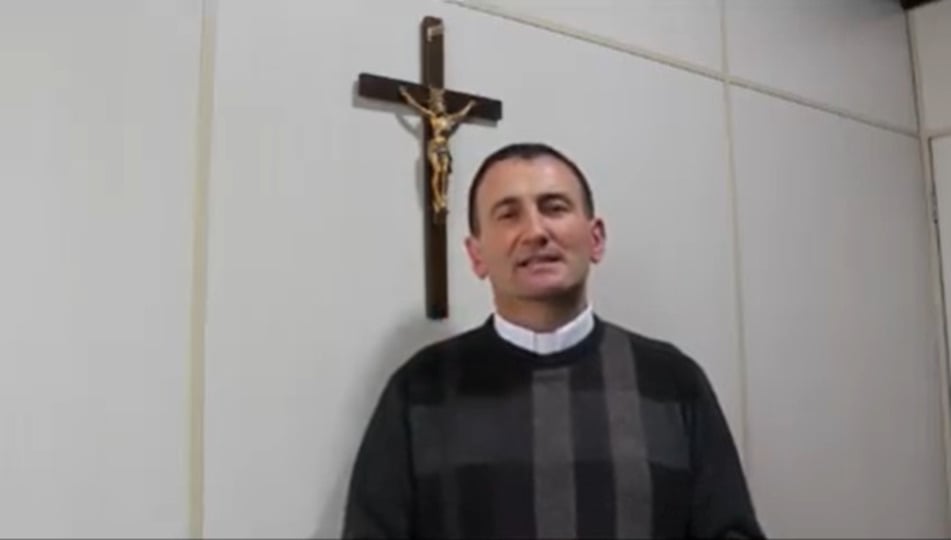 Durante a abordagem, o padre chegou a parar o veículo, mas um dos assaltantes apertou o gatilho em direção ao para-brisa. Gusberti foi atingido, enquanto os três homens fugiram do local com o veículo da diocese. 