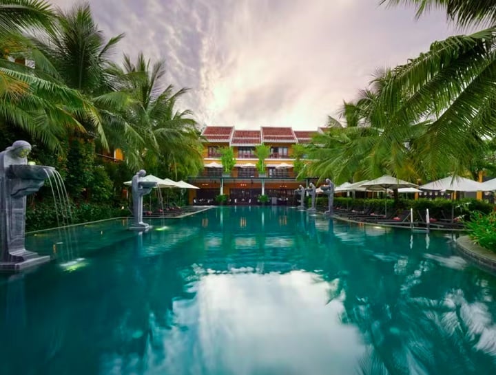 3) La Siesta Hoi An Resort & Spa – Hoi An, Vietnã: Localizado em Hoi An, esse resort oferece um refúgio tranquilo a poucos passos da Cidade Antiga, declarada Patrimônio Mundial pela UNESCO. 