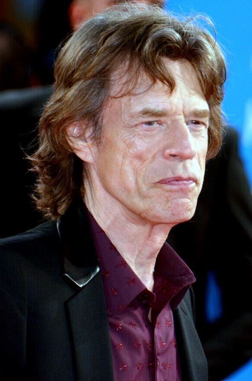 Mick Jagger: Outro músico lendário que já recebeu o título de cavaleiro da Ordem do Império Britânico foi o vocalista da banda Rolling Stones, Mick Jagger, em 2003. Só que a Rainha Elizabeth não gostou e o guitarrista Keith Richards, parceiro de Jagger, alfinetou a Realeza, tornando a banda, então, uma espécie de desafeto da Monarquia. 