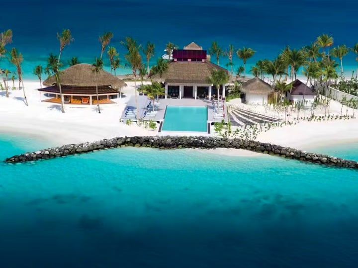 2) Oblu Select Lobigili – Malé, Maldivas: Localizado a poucos minutos do Aeroporto Internacional de Malé, este resort 5 estrelas oferece acomodações deslumbrantes, um plano all-inclusive premium e uma atmosfera tranquila, perfeita para casais.