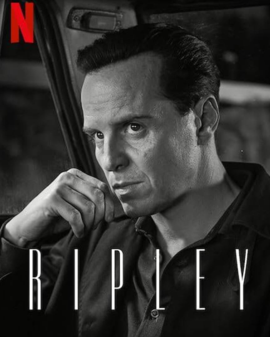 Recentemente, Jude Law declarou que ficou emocionado ao assistir a episódios da série Ripley, em cartaz na Netflix. A produção, estrelada por Andrew Scott, se inspira nos romances de Tom Ripley e também no filme O Talentoso Ripley, de 1999. 