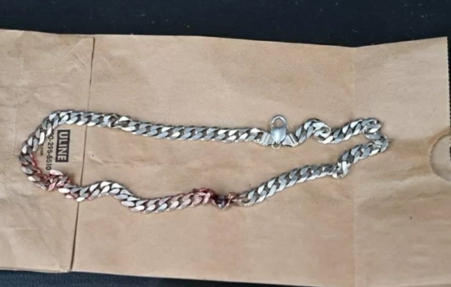 No começo de junho, outro caso chamou atençâo. Um morador de Commerce City, no Colorado, nos Estados Unidos, sobreviveu após levar um tiro no pescoço porque a bala atingiu o cordão que ele usava. O ferimento, então, acabou sendo leve. 