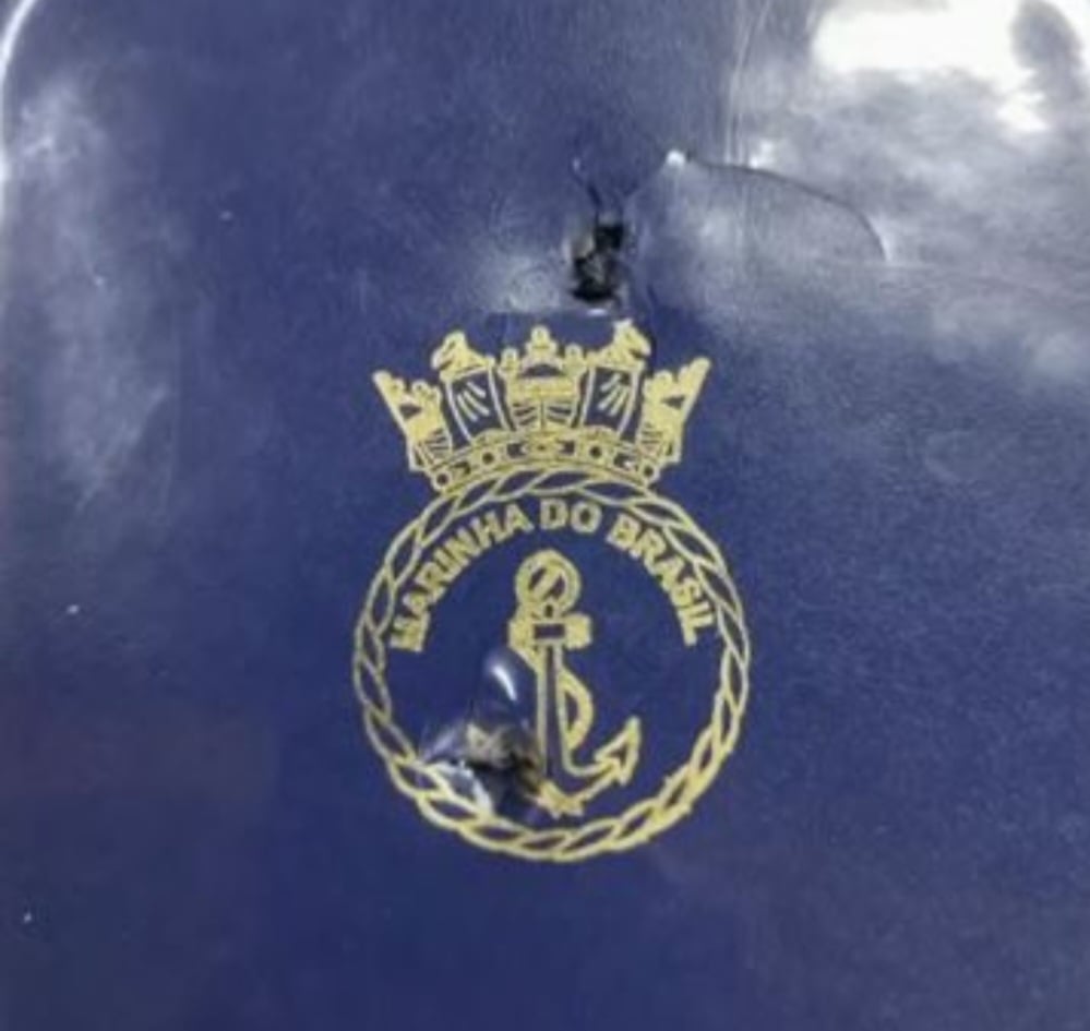 Um militar da Marinha se salvou de um tiro disparado por assaltantes, no Rio de Janeiro, porque estava com uma mochila nas costas e a bala ficou retida numa agenda . Veja o buraco da bala na foto 