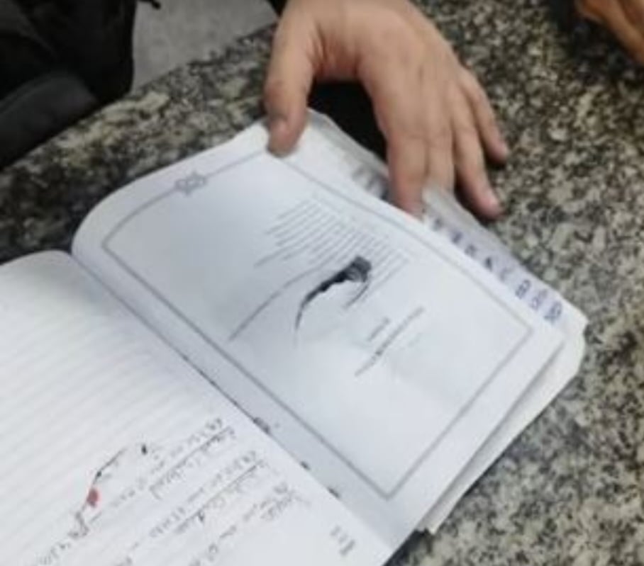 A agenda estava dentro da mochila e ficou rasgada por causa da bala, mas impediu que o motociclista ficasse ferido. Como ele seria baleado nas costas, o risco de morte era grande.