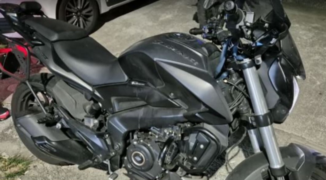 Com isso, Leandro Araújo Oliveira se tornou mais uma pessoa a sobreviver graças a algum objeto que estava sendo carregado. Policiais passaram na hora e os bandidos fugiram sem levar a moto de Leandro (foto)