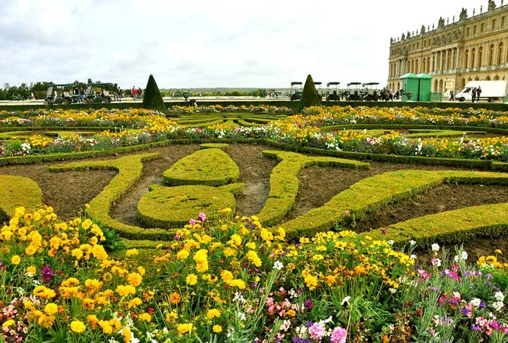 O esplendoroso Palácio de Versalhes, também na França, é um dos principais monumentos do país. Título valorizado pelos diversos jardins que contribuem com a riqueza de cores, diversidade de espécies e a simetria que é um dos principais atrativos. 