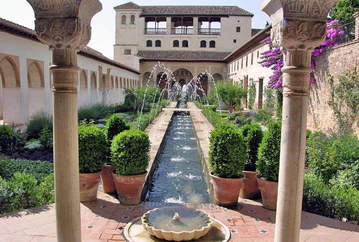 A região da Andaluzia, especialmente a cidade de Granada, comporta Alhambra, vestígio da influência muçulmana na Espanha, reunindo diversos palácios. Entre eles o Generalife, que se destaca pelos exuberantes jardins com espelhos d’água e fontes. 