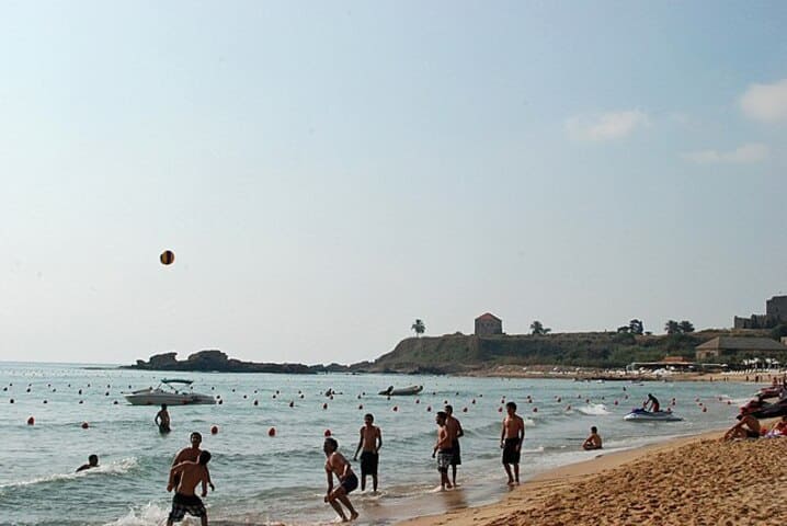 Biblos fica na costa do Mediterrâneo, a 42 km da capital Beirute. Passou por diversas fases na história, tendo heranças fenícia, romana e bizantina. 