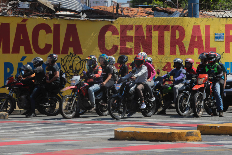 FORTALEZA-CE, BRASIL, 21-06-2024: Motoqueiros, motos, garupeiros e trânsito. (foto: Beatriz Boblitz/O Povo)
