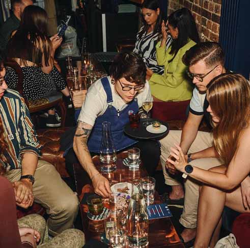 O famoso bar de coquetéis Little Red Door, em Paris, França, ocupa a quinta posição.