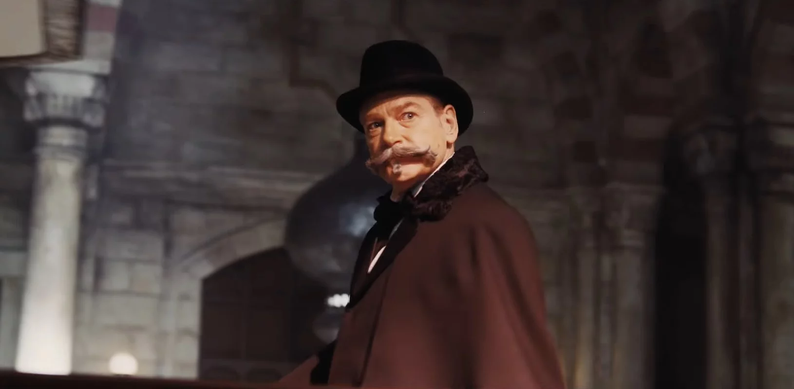 O filme é um quebra-cabeça complexo e tem Poirot mais uma vez tentando desvendar um crime. A história começa quando ele tenta retornar para a Inglaterra após resolver um caso no Oriente Médio. No entanto, sua viagem é interrompida quando um passageiro é assassinado durante a noite.