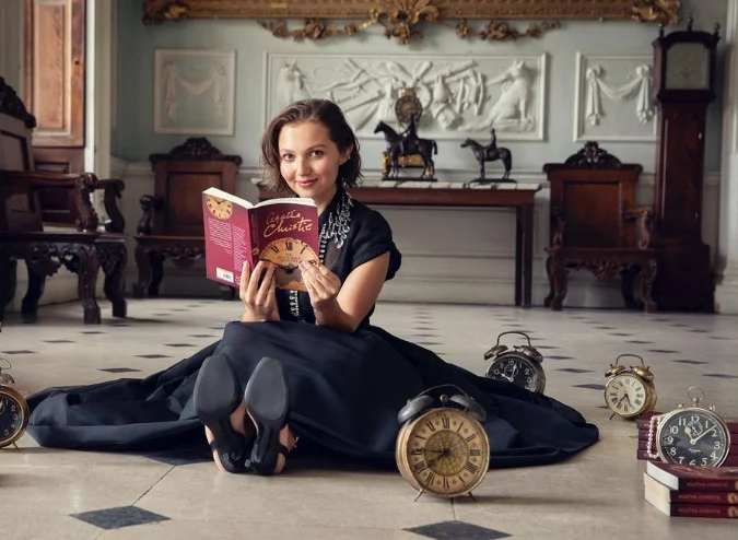 A atriz Mia McKenna-Bruce, que atuou na aclamada série The Witcher, vai estrelar a produção, ao lado de Martin Freeman e Helena Bonham Carter. Mia postou foto no Instagram celebrando a novidade, com relógios à sua volta. 