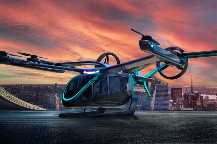 A Anac recentemente iniciou uma consulta para receber sugestões sobre como certificar os eVTOLs fabricados pela empresa brasileira. Um exemplo é o EVE-100, também chamado de carro voador, desenvolvido pela Eve Air Mobility, uma empresa de mobilidade urbana da própria Embraer.