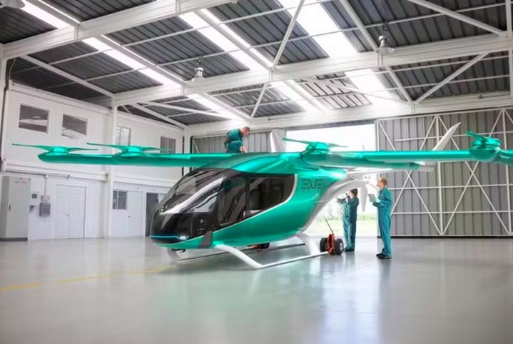 A Eve anunciou que os eVTOLs terão alcance máximo de 100 km, reduzindo as viagens dentro das cidades de uma hora para apenas 15 minutos, cobrindo 99% das rotas urbanas.