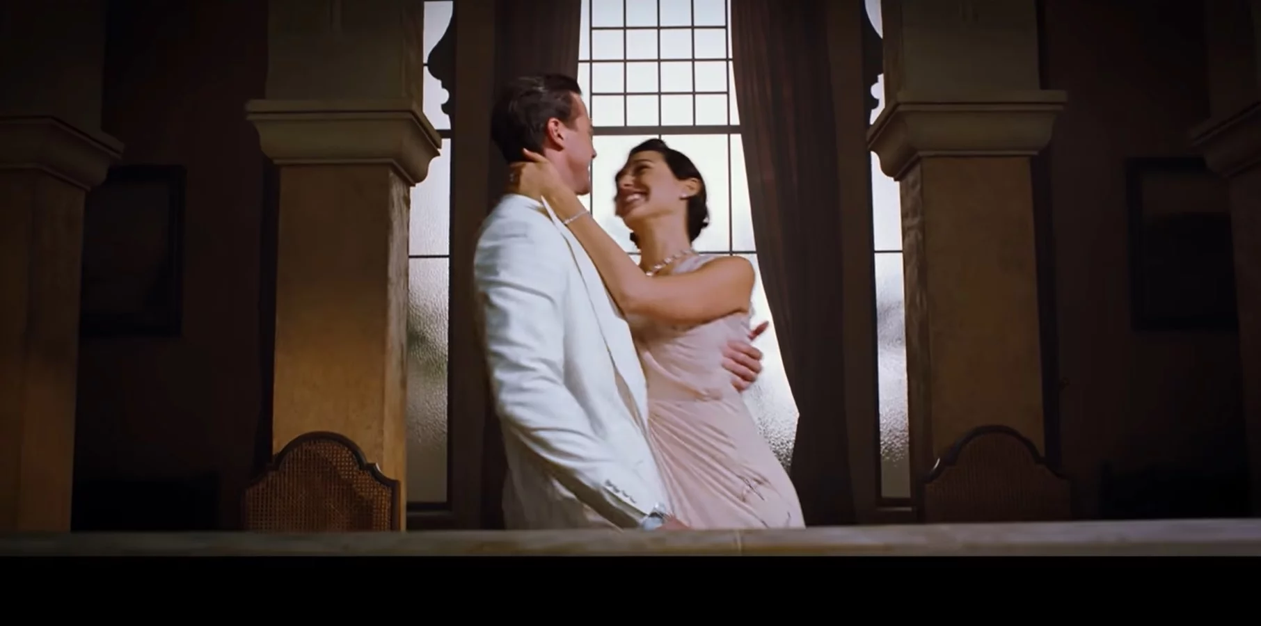 Na trama, uma socialite contrata Hercule Poirot para acompanhá-la em sua viagem de lua de mel no Egito. No entanto, o que deveria ser uma viagem tranquila se torna uma teia de intrigas quando ela é assassinada a bordo do navio.