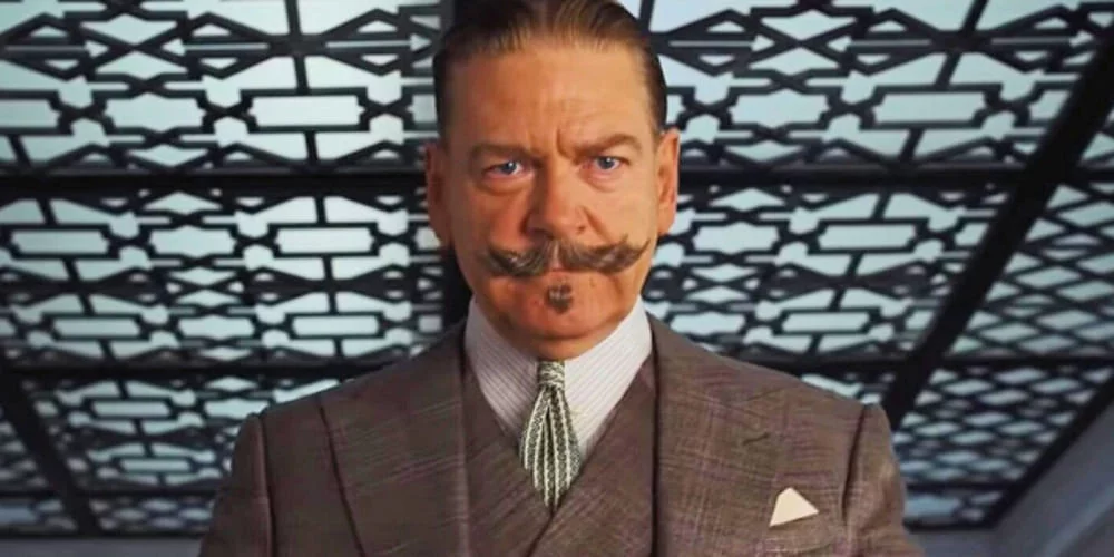 Kenneth Branagh foi Hercule Poirot também em Assassinato no Expresso Oriente (2017) e Morte no Nilo (2022), que também são obras de Christie.