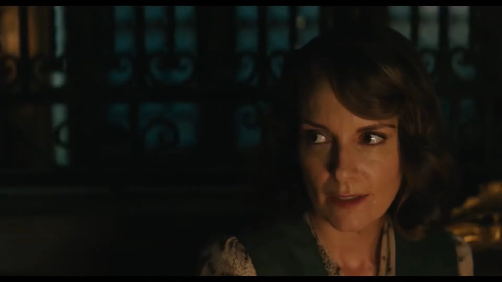 Além de Kenneth Brannagh, o filme conta com um elenco de peso que inclui Tina Fey, Kelly Reilly , Jamie Dornan, Jude Hill, Camille Cottin e Michelle Yeoh.