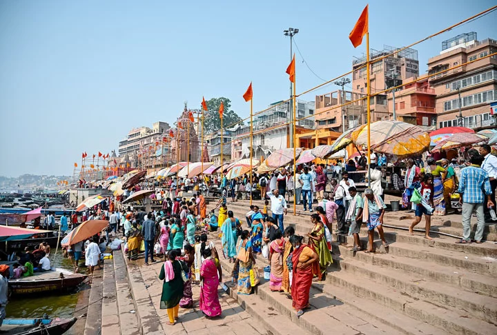 Varanasi, localizada na Índia, é a cidade mais importante do Hinduísmo. Isso porque é banhada pelo rio Ganges, idolatrado pelos adeptos da religião. Eles acreditam que, ao se banharem nas águas do Ganges, seus pecados serão perdoados. 