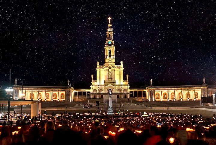 A cidade de Fátima, em Portugal, é um centro de peregrinação católico que se tornou conhecido após relatos de aparição da Virgem Maria, mãe de Jesus Cristo, para três crianças nativas, em 1917. O Santuário de Nossa Senhora de Fátima recebe por ano uma média de seis milhões de pessoas.