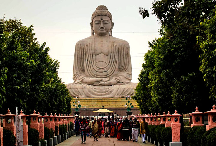 Bodhgaya, na Índia, está ligada ao Budismo e é o seu espaço mais relevante, pois foi ali que, segundo a tradição, Sidarta Gautama deu origem ao Budismo por volta do século V a.C. O município ainda conta com diversos templos de variadas escolas budistas, como a tibetana e a tailandesa. 