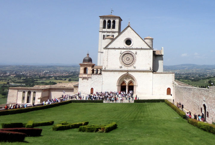 Na região de Úmbria, na Itália, encontra-se Assis, lugar de nascimento de São Francisco de Assis, o santo protetor dos animais. Pelo seu apelo, a cidade é destino de milhares de católicos que vão visitar a basílica que leva seu nome e a catedral de Santa Clara, outra notável personagem também natural de Assis. 