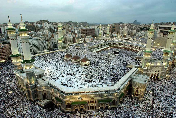 Meca é o local mais sagrado para o Islamismo no mundo. Afinal, abriga a grande mesquita que leva o nome da cidade e contém um edifício em seu centro conhecido como ‘Caaba’, que representa a casa de Deus para os muçulmanos e alvo de suas orações. 