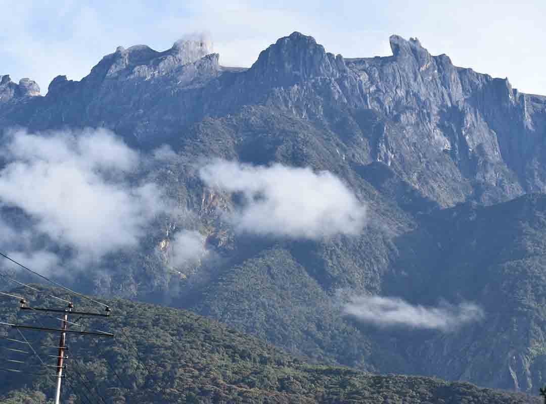 Monte Kinabalu, Malásia: Também conhecido como Gunung Kinabalu, essa é a montanha mais alta da Malásia e de Bornéu, com uma altitude de 4.095 metros. Além disso, é um local sagrado para os povos indígenas da área, sendo frequentemente referida como a morada dos espíritos.